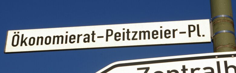Straßenschild Ökonomierat-Peitzmeier-Platz