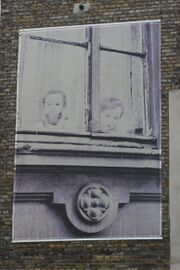Martin-Luther-Viertel Kinder am Fenster.jpg