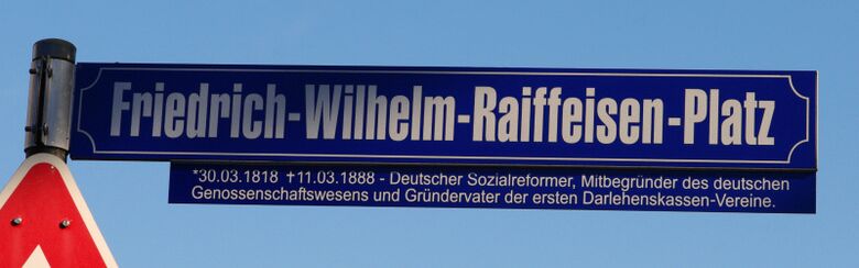 Straßenschild Friedrich-Wilhelm-Raiffeisen-Platz