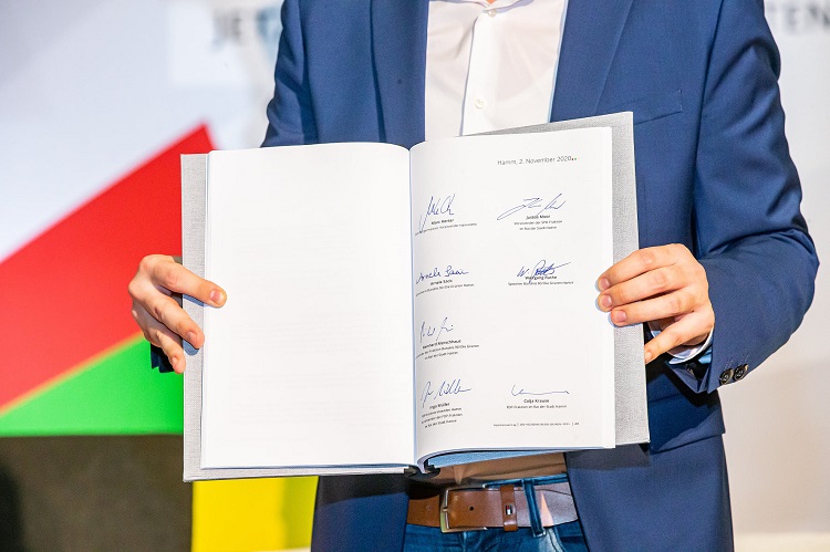 Datei:Unterschriebener Koalitionsvertrag.jpg