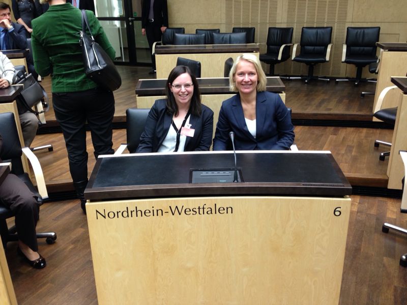 Datei:Colleen Sanders-Heusener und Sylvia Jörrißen.jpg