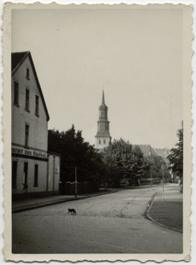 Datei:Martin-Luther-Kirche Blick vom Südring über Westhofenstraße 1938.jpg
