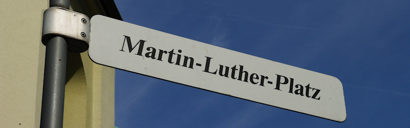 Datei:Strassenschild Martin Luther Platz.jpg