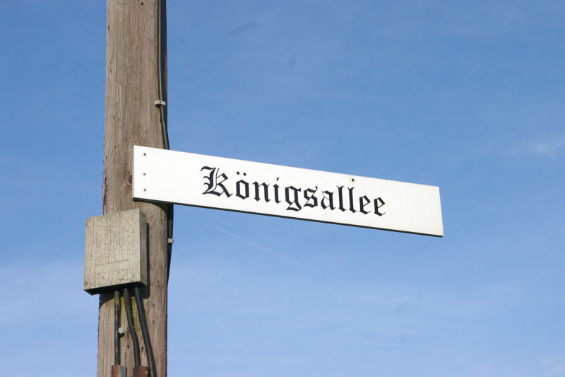 Datei:Strassenschild Wilhelm Lange Strasse Koenigsallee.jpg