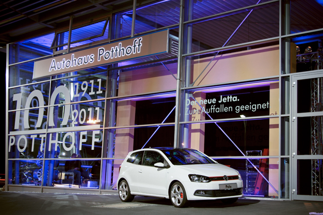 Datei:Autohausfront Polo und 100Jahre Logo Illuminiert klein.jpg