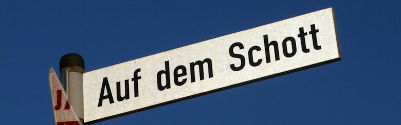 Straßenschild Auf dem Schott
