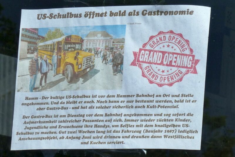 Datei:Emptings Backstube Schoolbus Bahnhof Schild.jpg