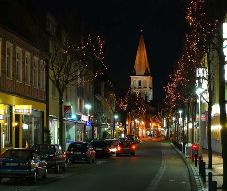 Oststraße bei Nacht zur Weihnachtszeit