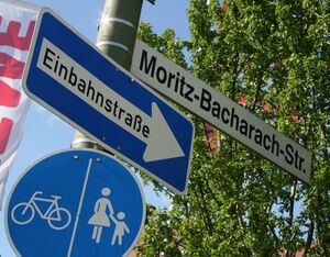 Straßenschild Moritz-Bacharach-Straße