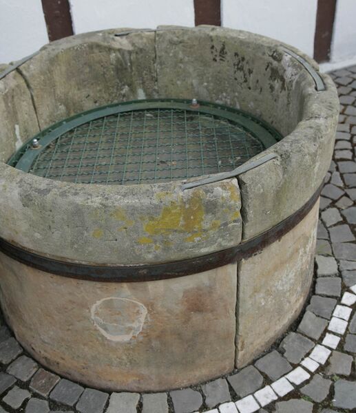 Datei:Reginenplatz Brunnen.jpg