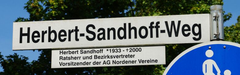 Straßenschild Herbert-Sandhoff-Weg