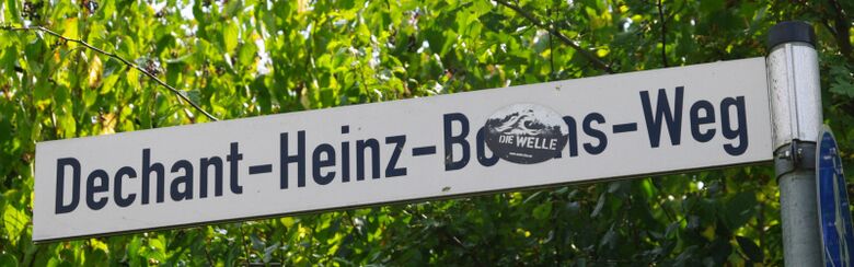 Straßenschild Dechant-Heinz-Booms-Weg