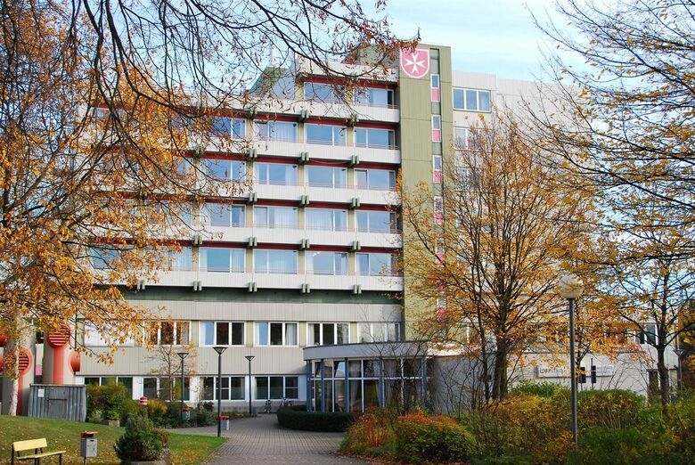 St. Josef Krankenhaus – Westansicht von der Hohenhöveler Straße mit Haupteingang (hier noch mit Malteser-Logo)