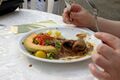 Rinderoulade mit Pommerysenfsauce, Perlkartoffeln und Salatbeilage (Haus Splietker)