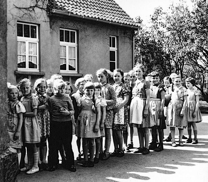 Datei:1960 Schulhof Mädchen.jpg