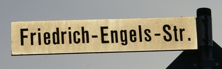 Straßenschild Friedrich-Engels-Straße