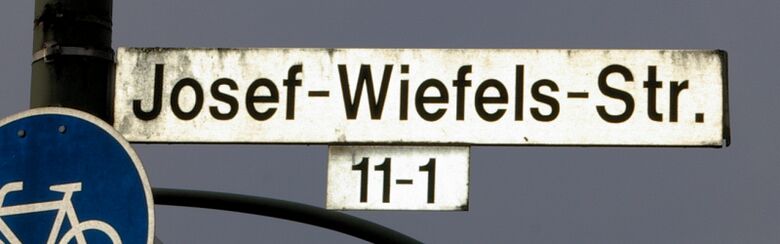 Straßenschild Josef-Wiefels-Straße