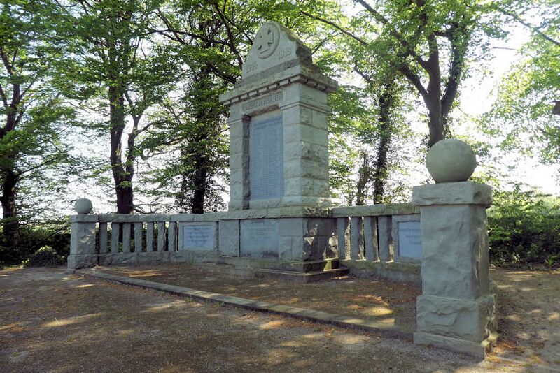 Datei:Kriegerdenkmal Berge.jpg