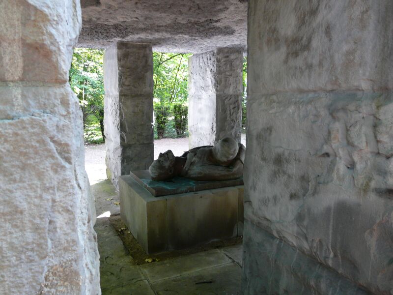 Datei:Ostenallee Soldatenehrenmal 08.jpg