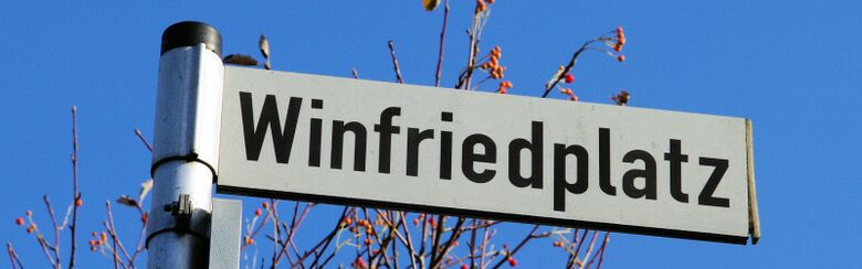 Straßenschild Winfriedplatz