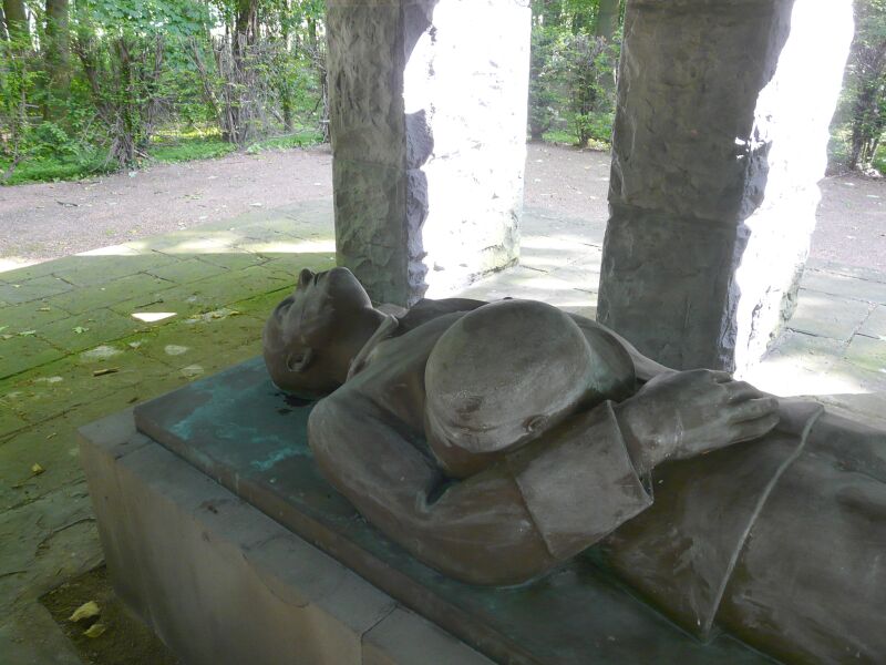 Datei:Ostenallee Soldatenehrenmal 06.jpg