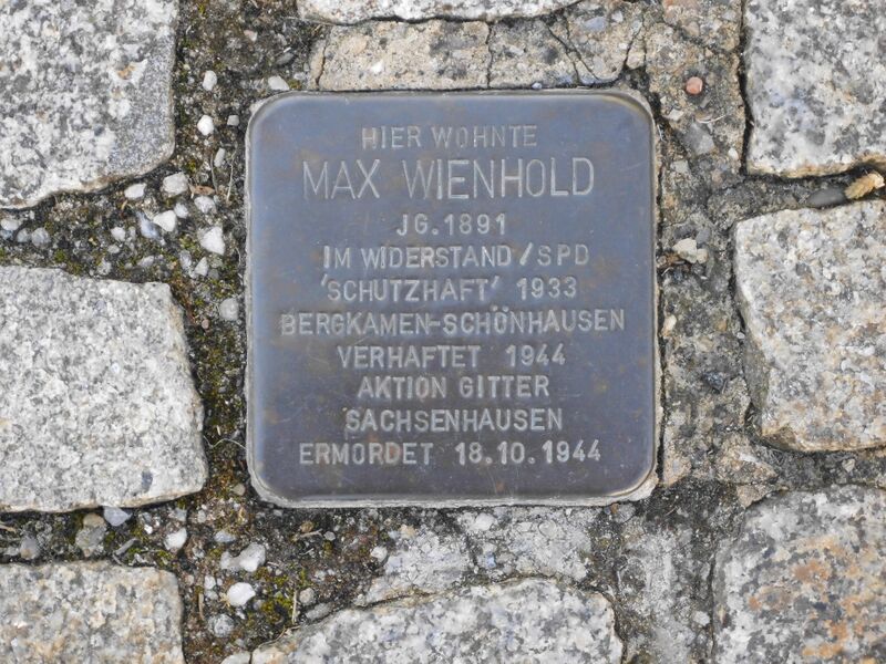 Datei:Stolperstein Wilhelm-Busch-Straße Max Wienhold.jpg