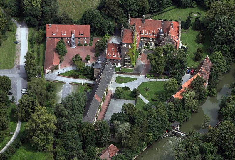 Datei:Schloss Heessen Luftbild.JPG