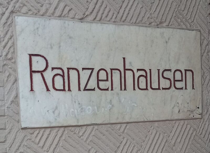 Datei:2024 MLStr 41 43 Türschild.jpg