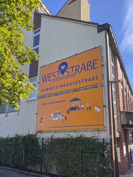 Datei:Weststrasse Werbe-Transparent 2025.jpg