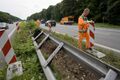 Straßenwärter beim Sichern einer Unfallstelle