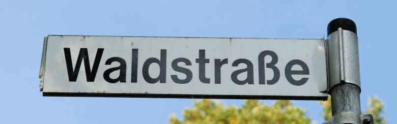 Straßenschild Waldstraße