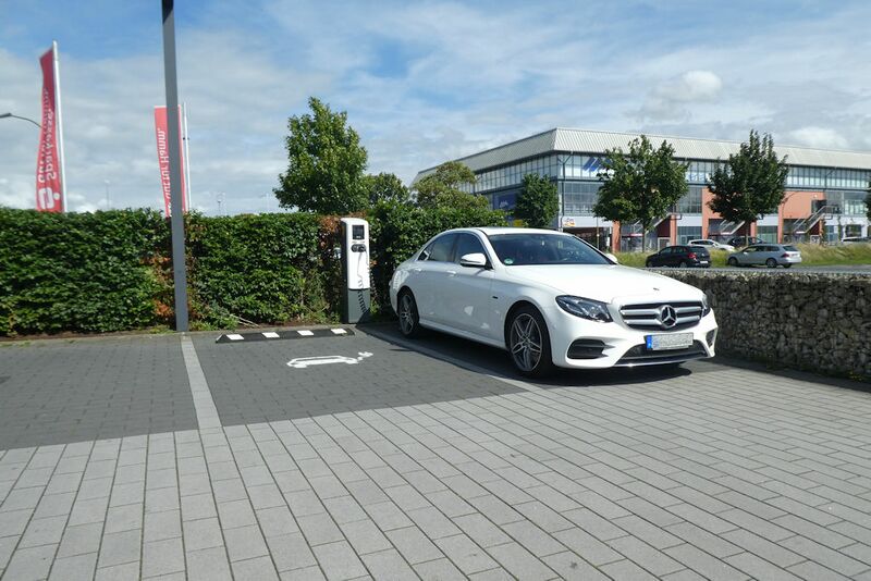 Datei:E-Ladesaeule Sparkasse Werries.jpg