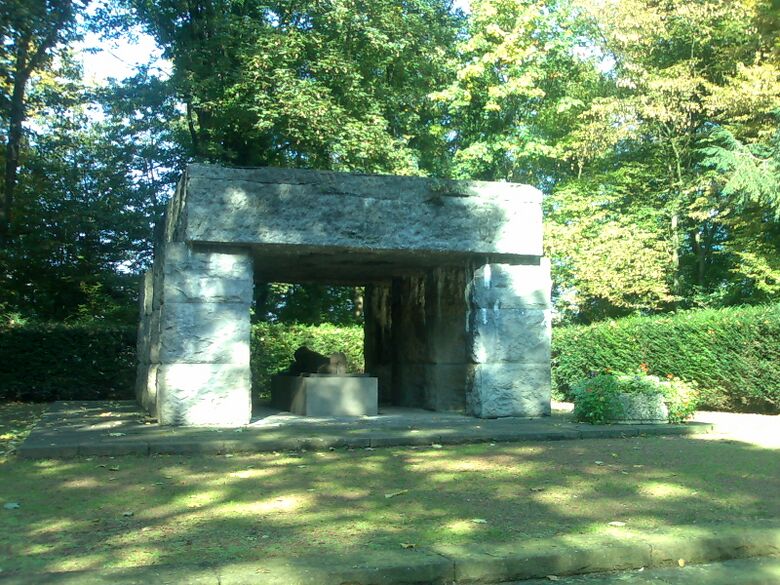 Soldatenehrenmal aus Richtung Ostenallee