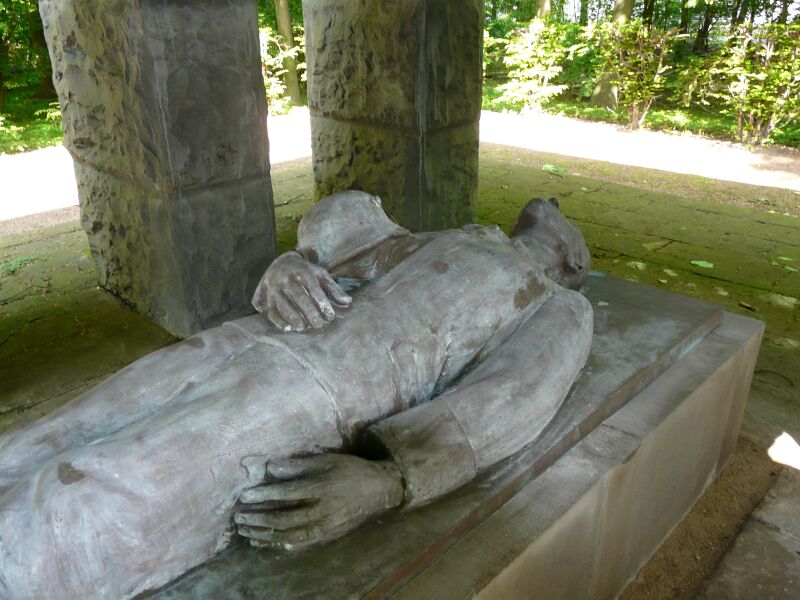 Datei:Ostenallee Soldatenehrenmal 05.jpg