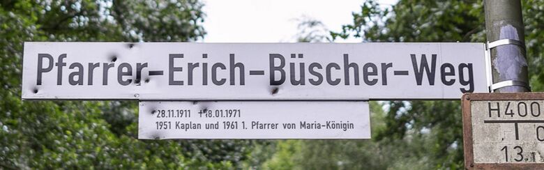 Straßenschild Pfarrer-Erich-Büscher-Weg