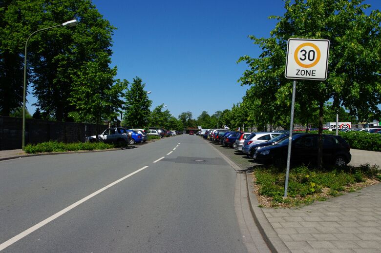 Jürgen-Graef-Allee von der Ostenallee aus