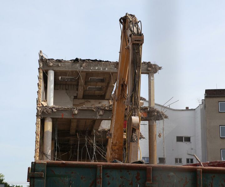 Datei:Kaufhalle Abriss 05 05 3.jpg