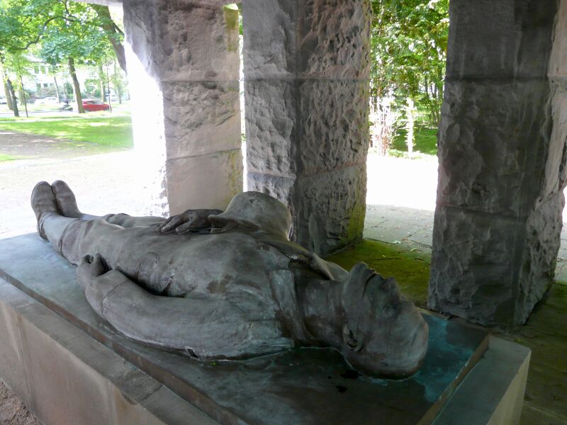 Datei:Ostenallee Soldatenehrenmal 07.jpg