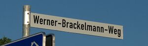 Straßenschild Werner-Brackelmann-Weg