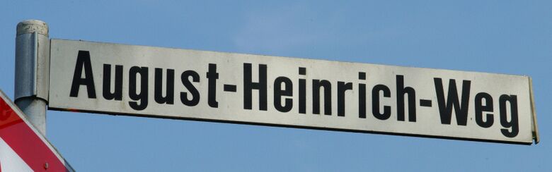 Straßenschild August-Heinrich-Weg