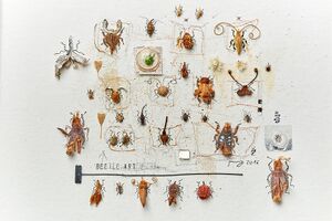 Reihenförmig angeordnete käferartige Gestalten aus Pflanzenresten, Fundstücken und feinen zeichnerischen Ergänzungen