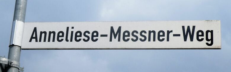 Straßenschild Anneliese-Messner-Weg