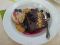 Kaffee und Kuchen - Double Choc Brownie mit Kaffee-Eis und Blaubeersauce (Gasthof Hagedorn)